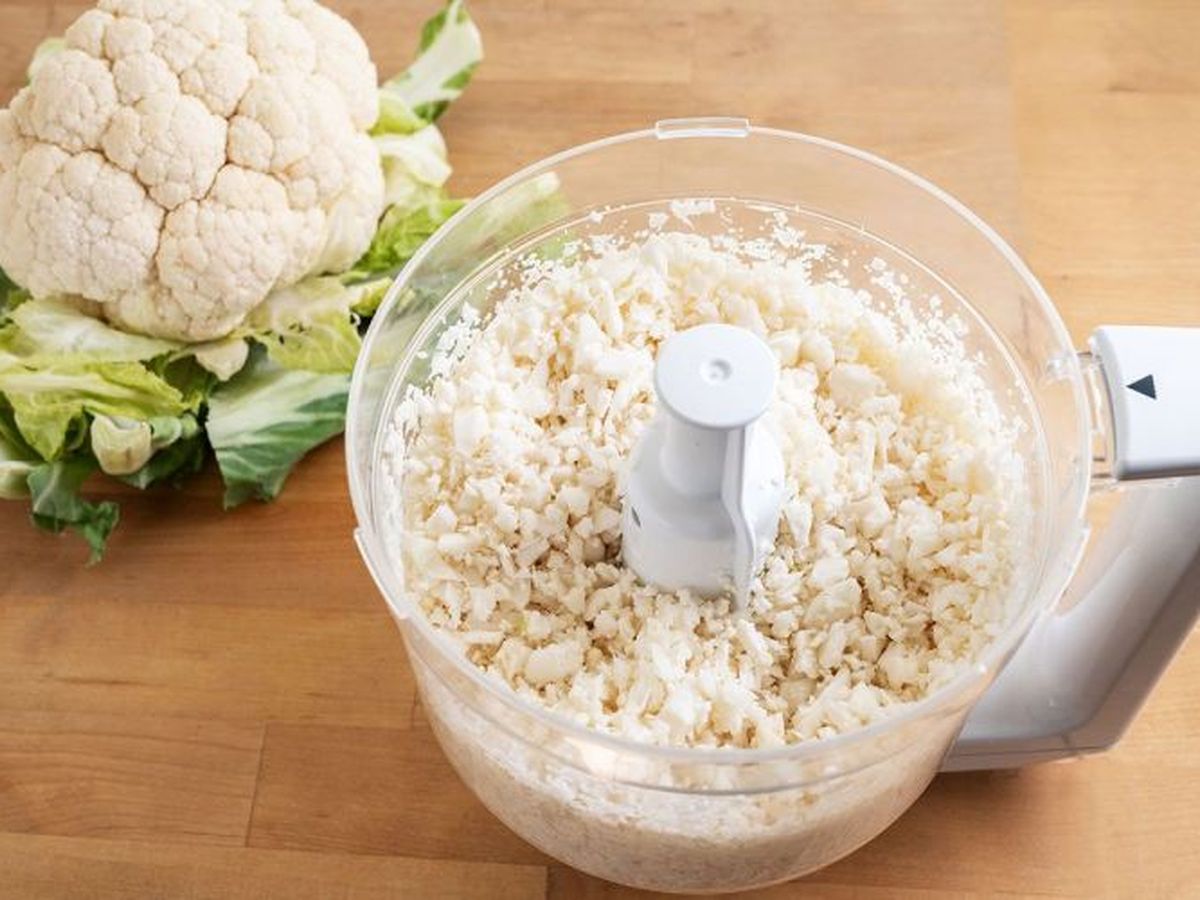 Pica la coliflor con picadora o con un rallador hasta obtener una textura similar al arroz