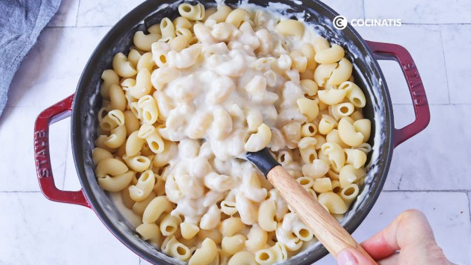 Cubrimos la pasta con la salsa de queso