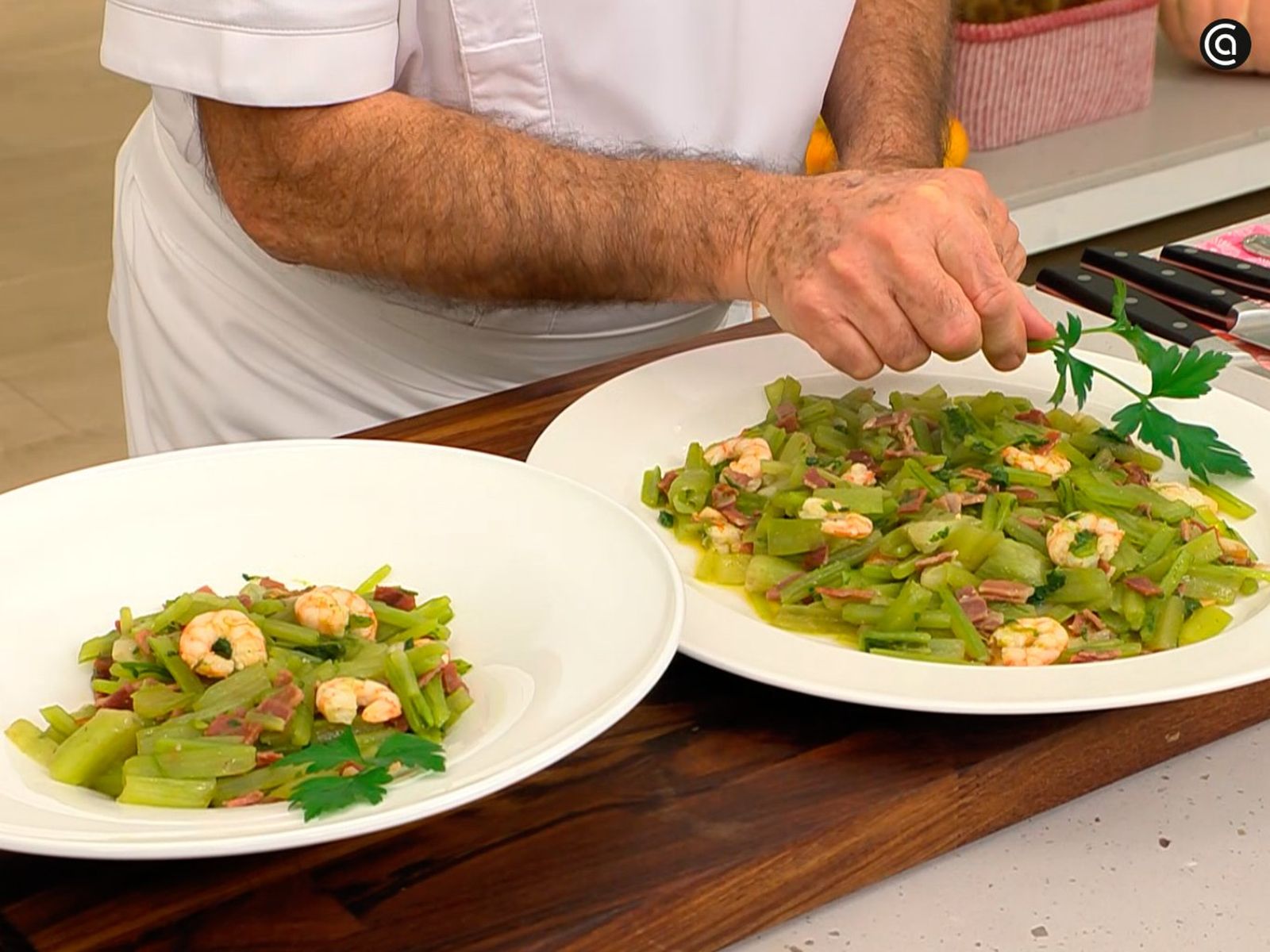 Sirve caliente las borrajas salteadas con gambas y jamón