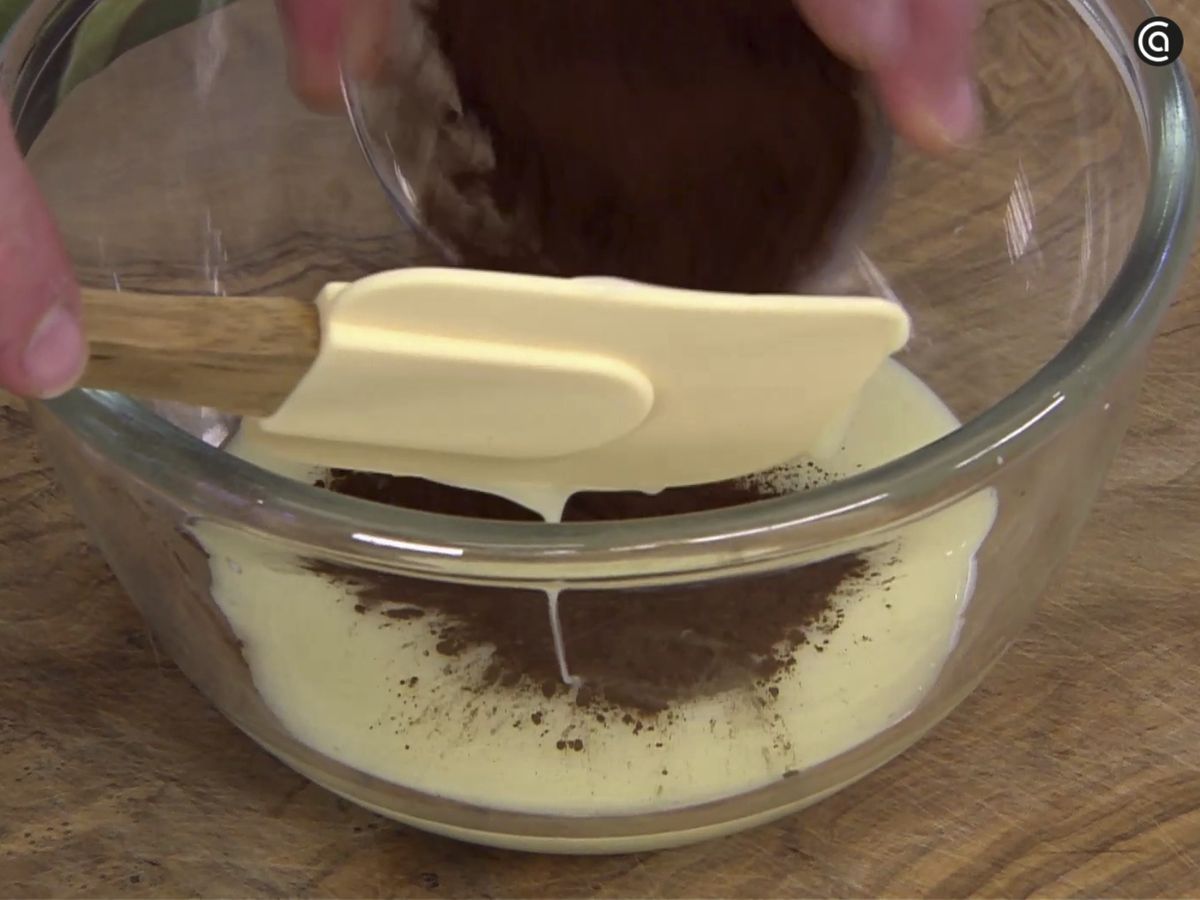 Mezcla el cacao con la leche condensada
