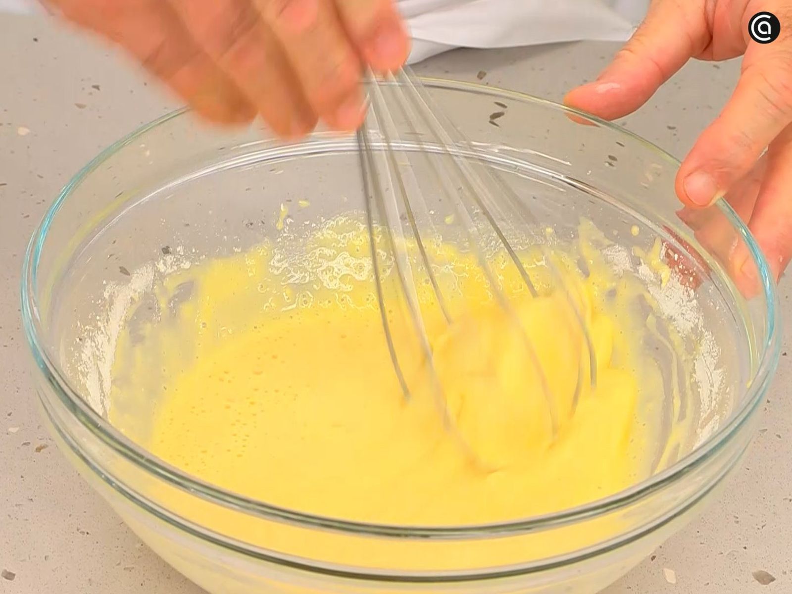 Agrega la harina a la mezcla y mezcla hasta obtener una masa homogénea