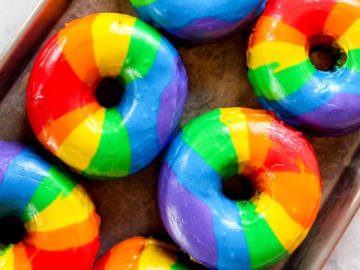 Imposible no sonreír: estos donuts llenan la bandeja (y la mesa) de alegría.