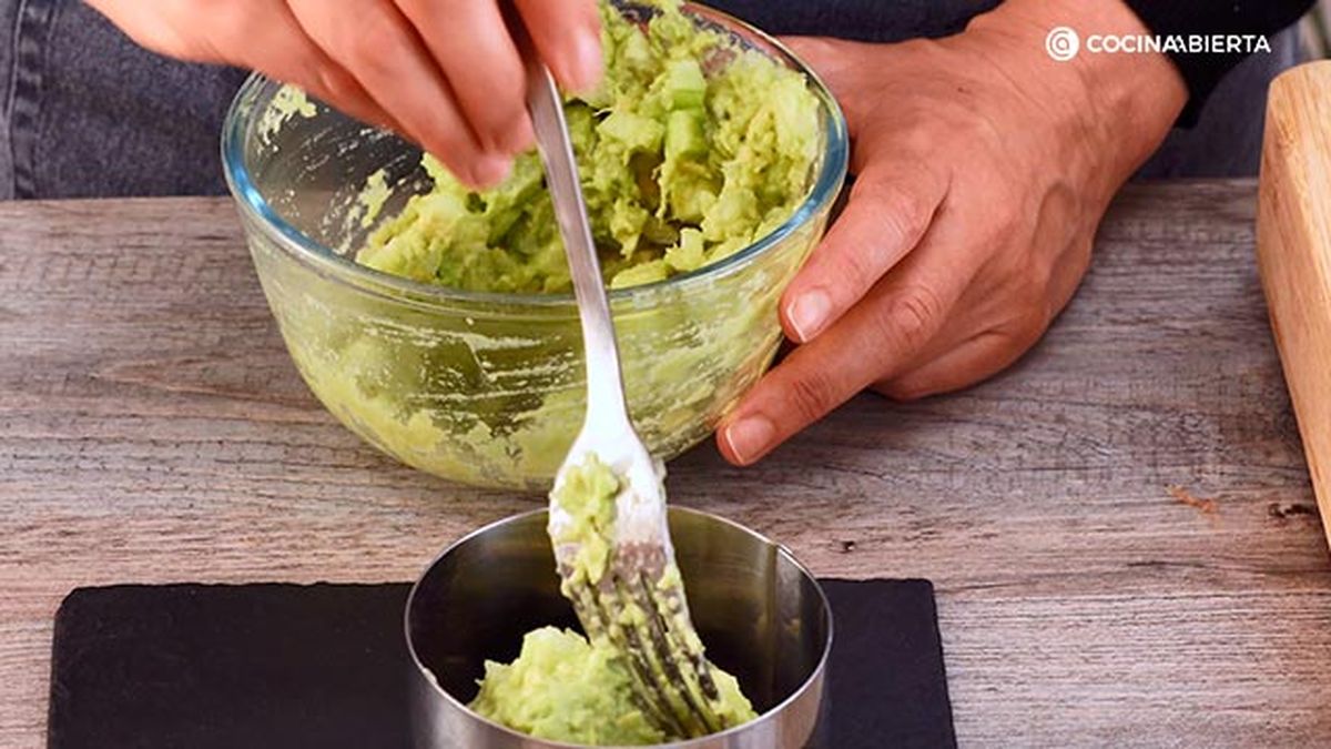 CTIS0936 receta tartar salmon ahumado aguacate paso 3