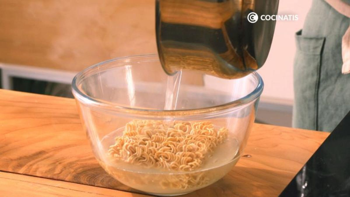 Vierte el agua hervida sobre los fideos