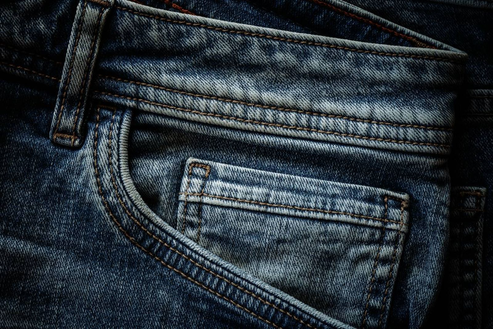 Es un elemento esencial dentro del diseño de los populares jeans o vaqueros.