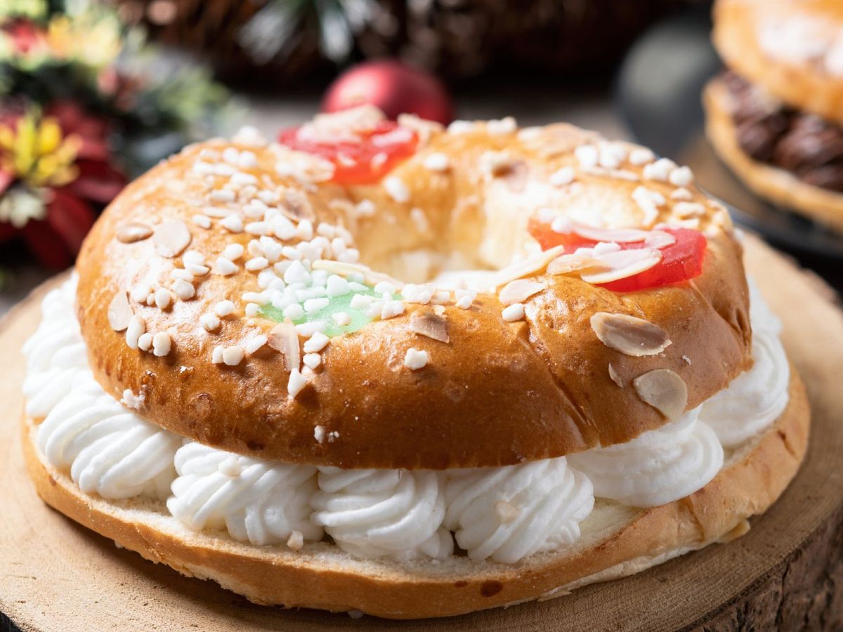 No se recomienda congelar los roscones con relleno, porque la nata, la crema o la trufa pueden perder textura y sabor al descongelarse
