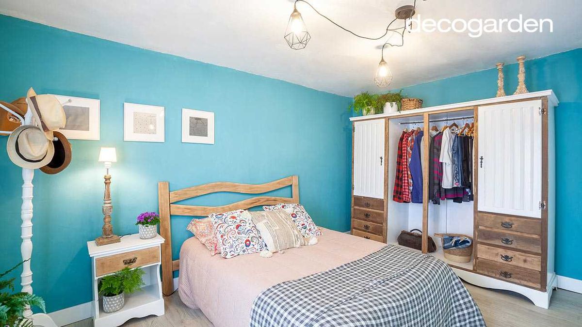 Dormitorio con armario convertido en vestidor.