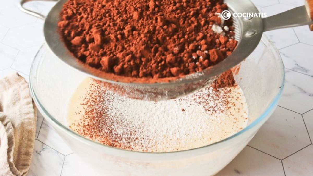 Tamizamos el cacao junto con la harina y el impulsor