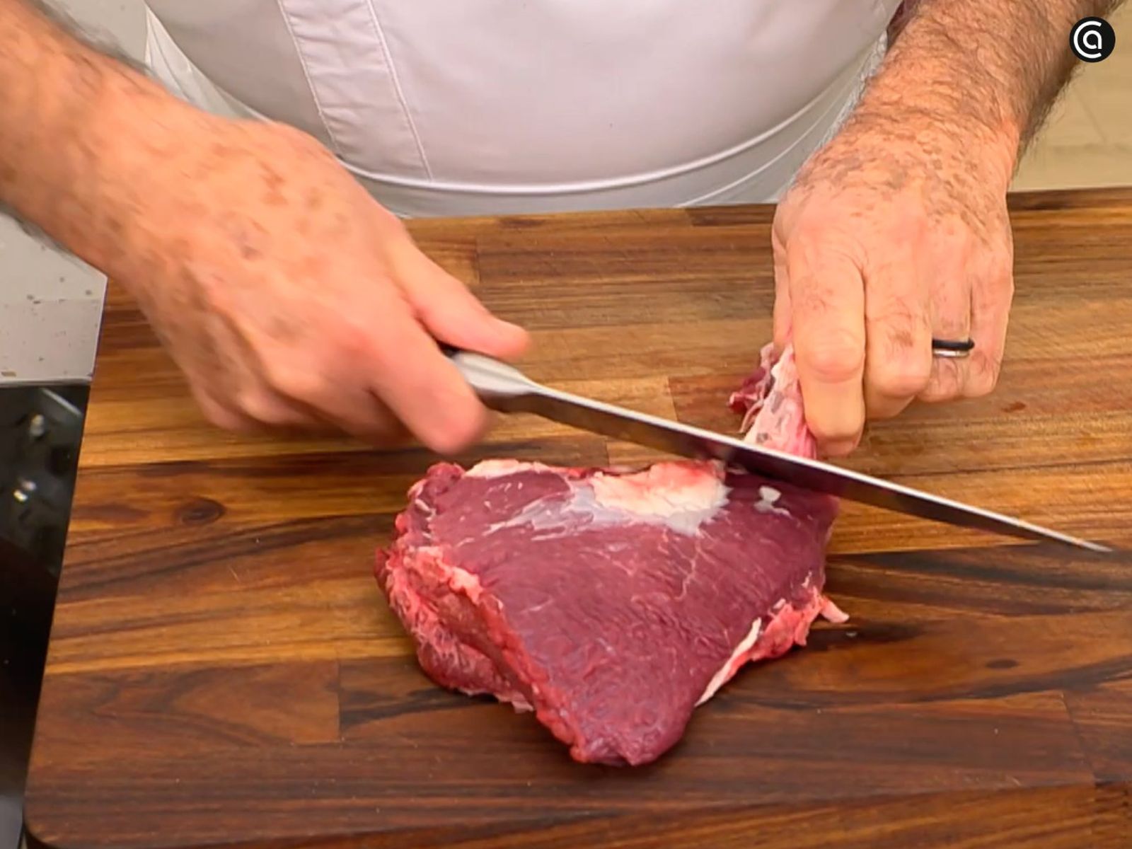 Retira la grasa de las carrilleras de ternera