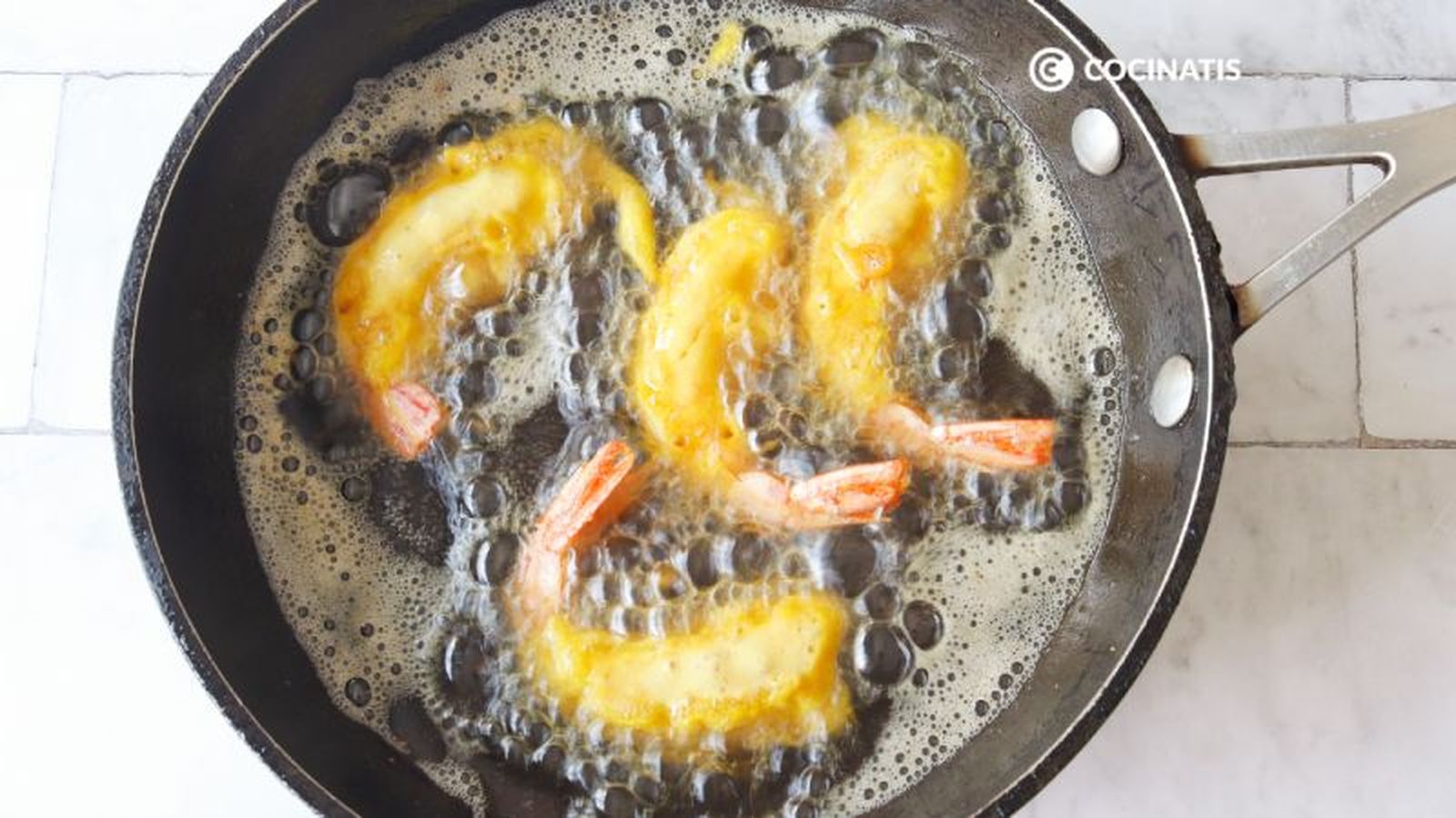 Freímos las gambas rebozadas Freímos las gambas rebozadas