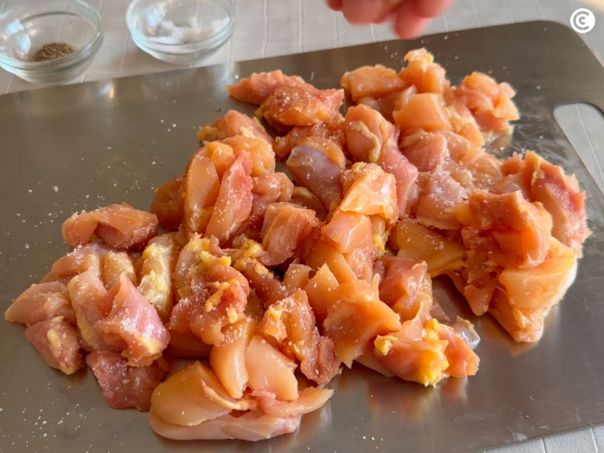 Pica el pollo y los ingredientes para el relleno