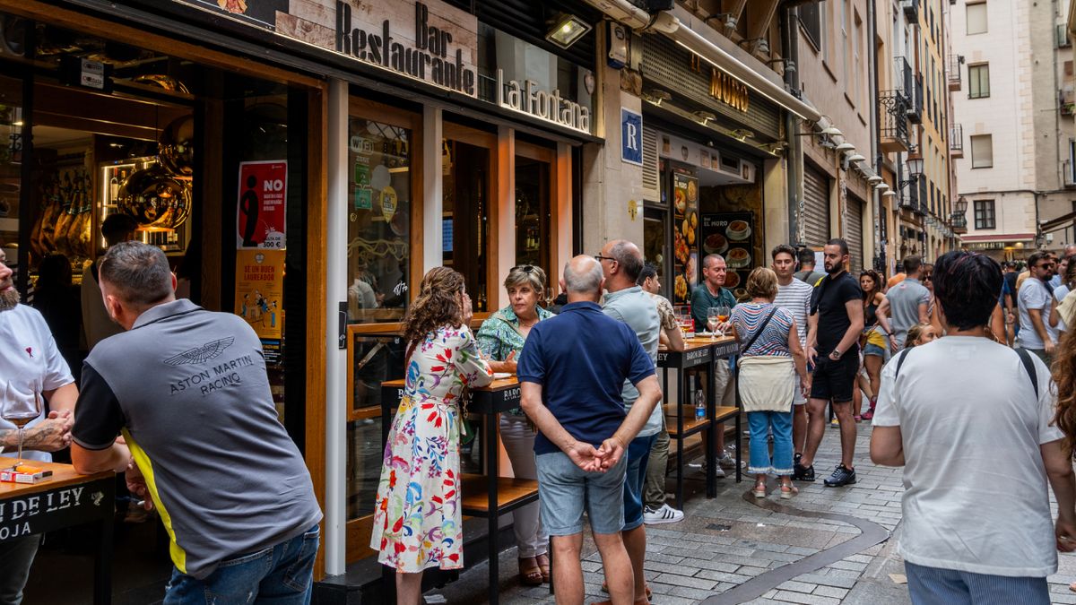 Calle Laurel, en Logroño, punto de encuentro imprescindible para disfrutar de los pinchos riojanos.