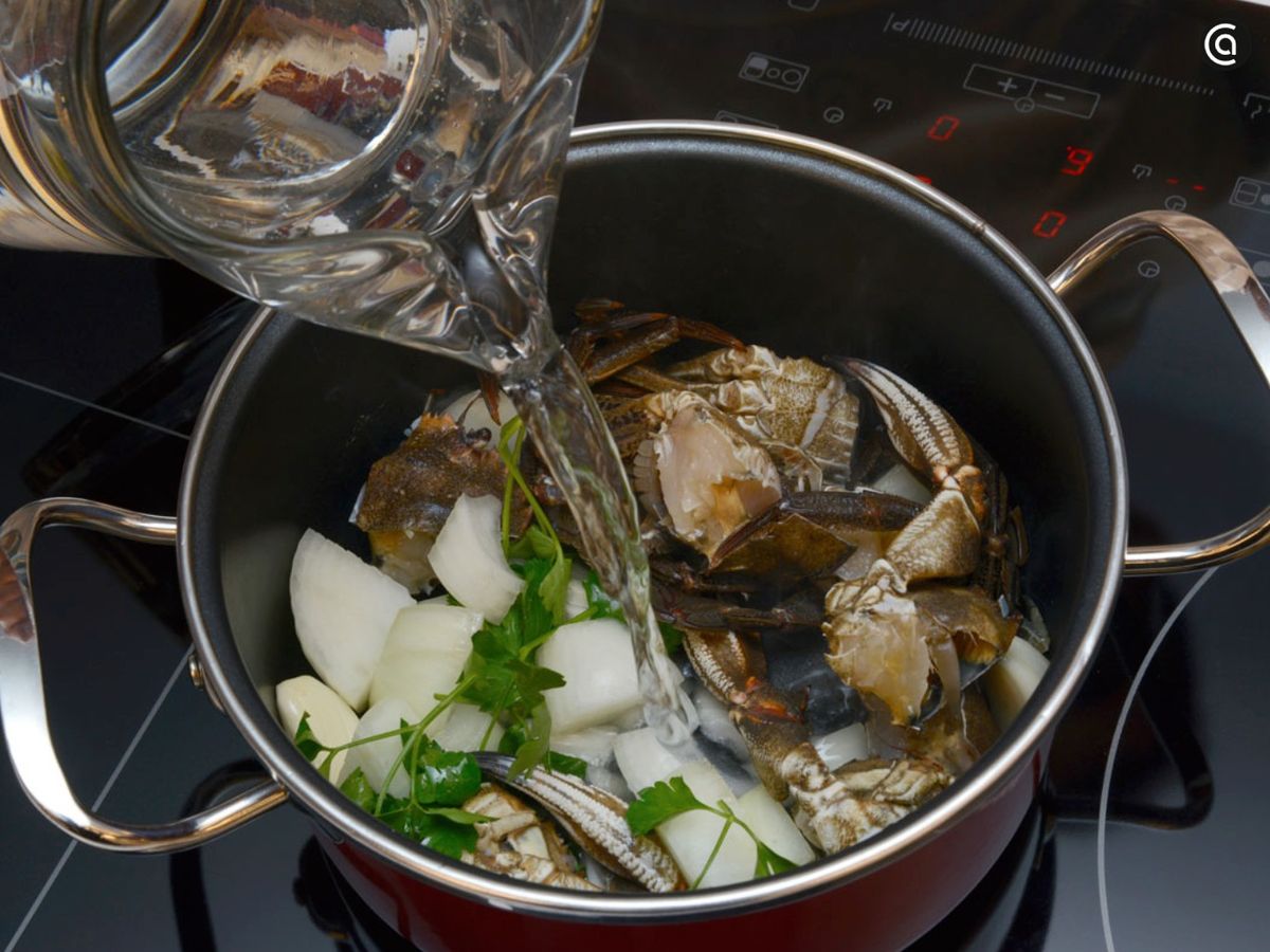 Cocina las nécoras con las verduras y reserva el caldo