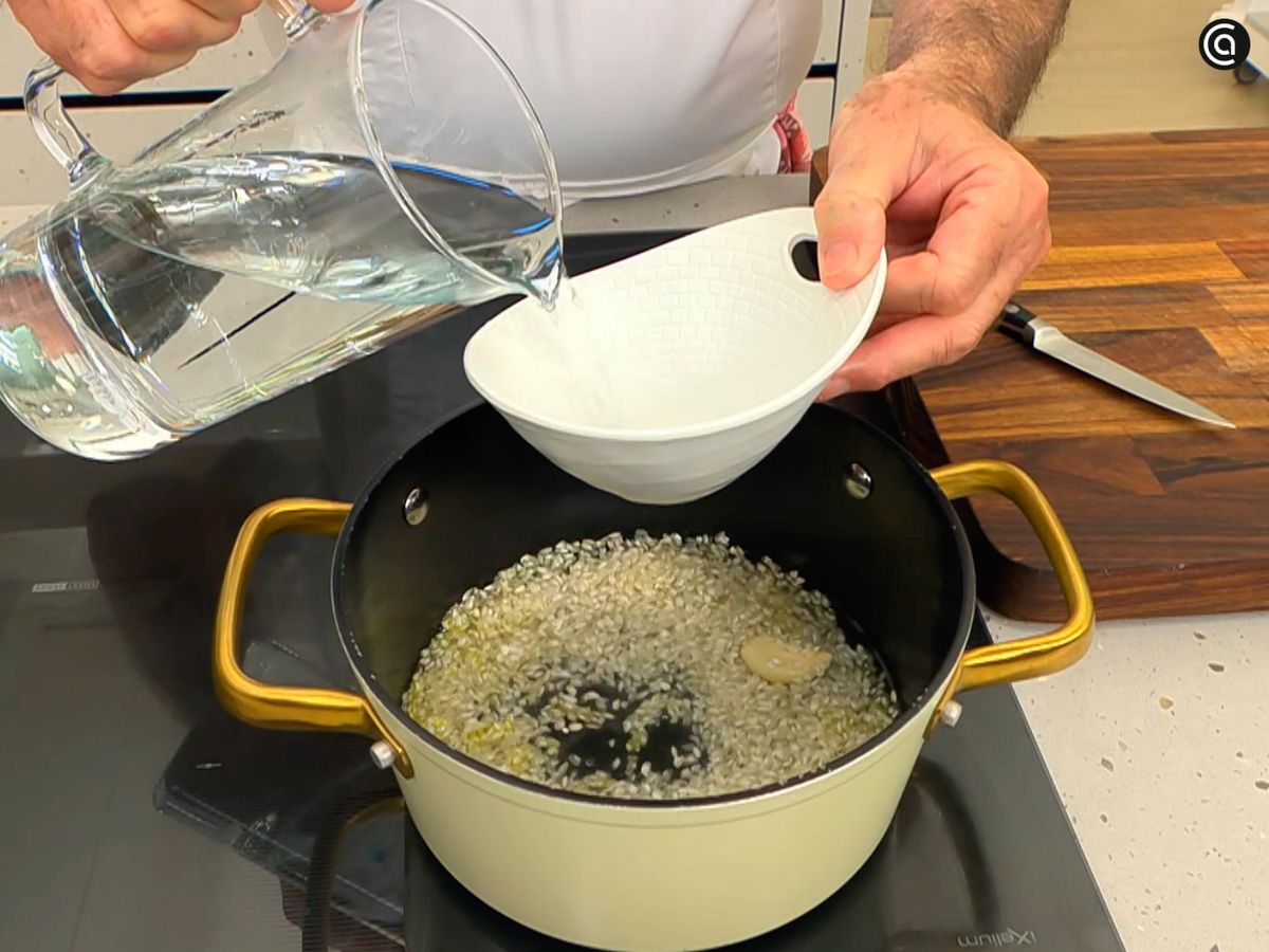 Haz el arroz blanco con el doble de agua y un poco más