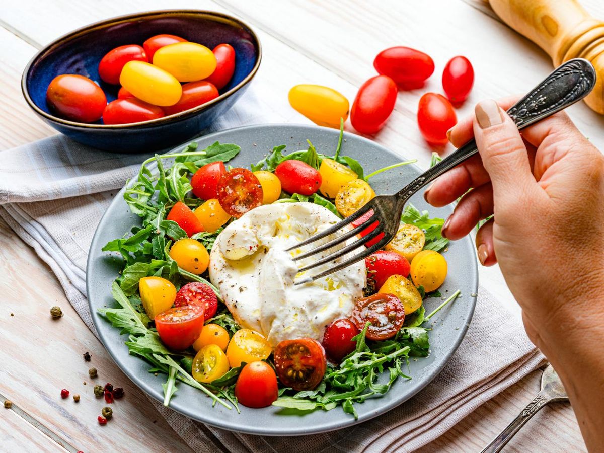 La stracciatella es responsable de buena parte de la textura cremosa y untuosa de la burrata