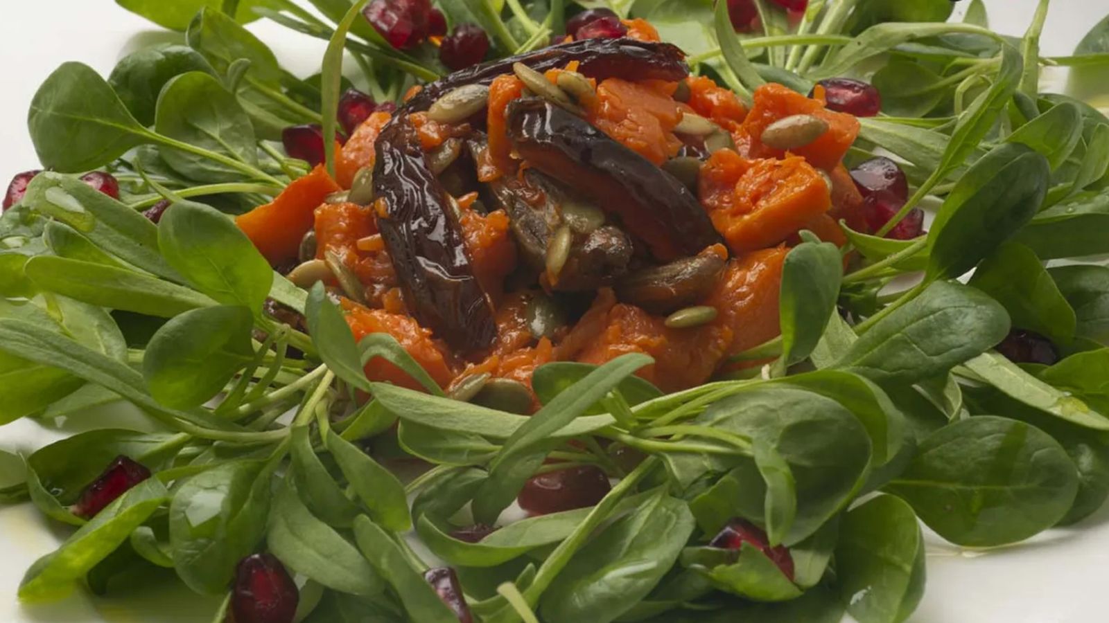 Ensalada de espinacas y calabaza con dátiles