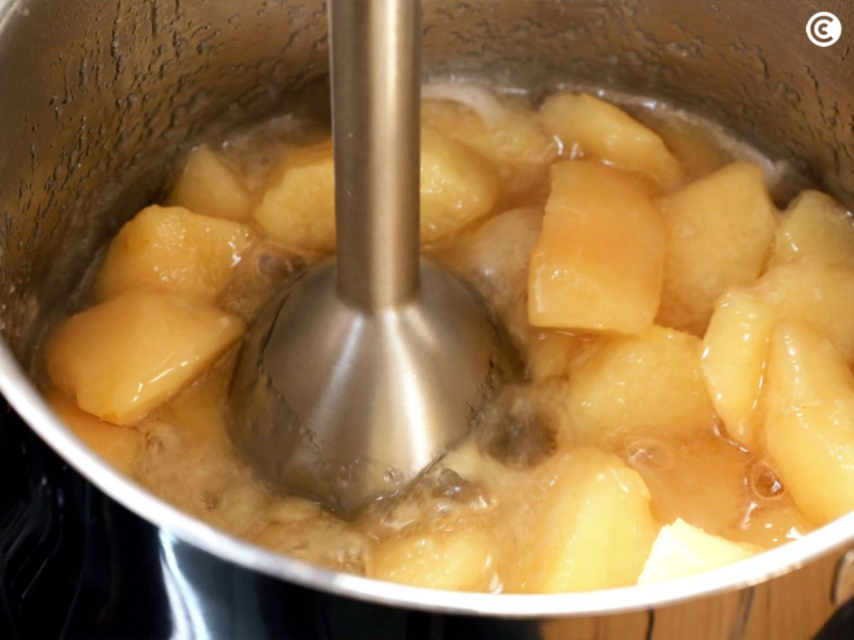 Tritura el membrillo junto con el azúcar