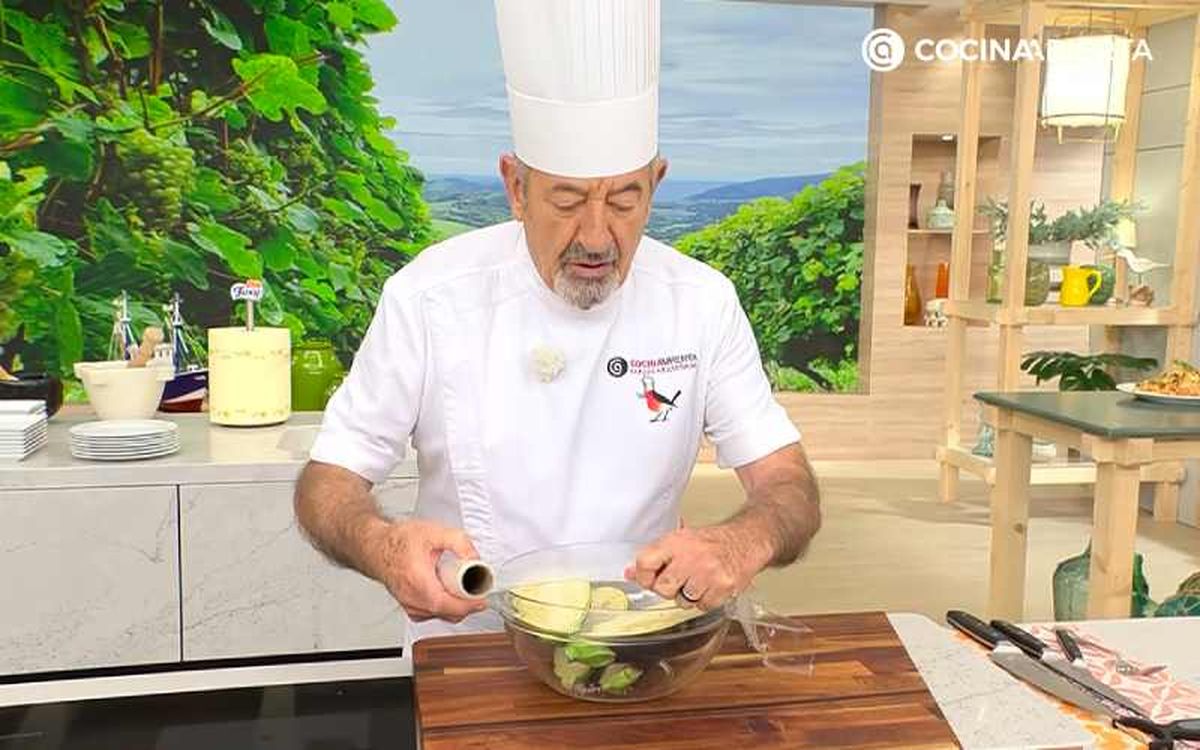 Karlos Arguiñano cubre el bol con film de cocina
