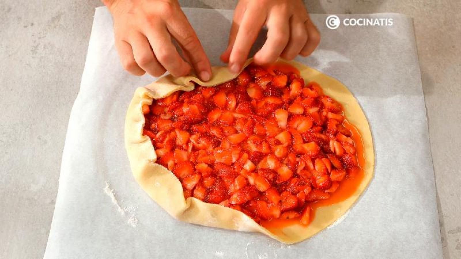 Pon las fresas sobre la masa y sube los bordes hacia el centro Pon las fresas sobre la masa y sube los bordes hacia el centro