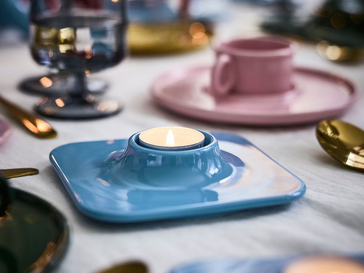 Un portavelas ondulado que convierte la mesa en un rincón acogedor.