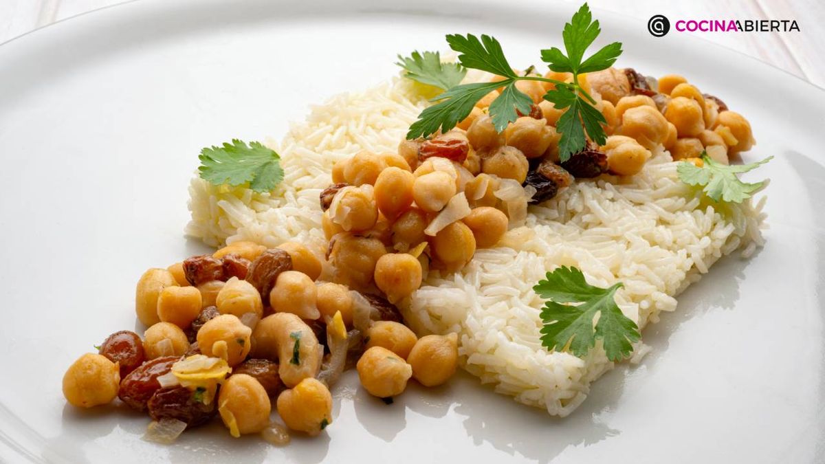 Receta de salteado de garbanzos y pasas con arroz