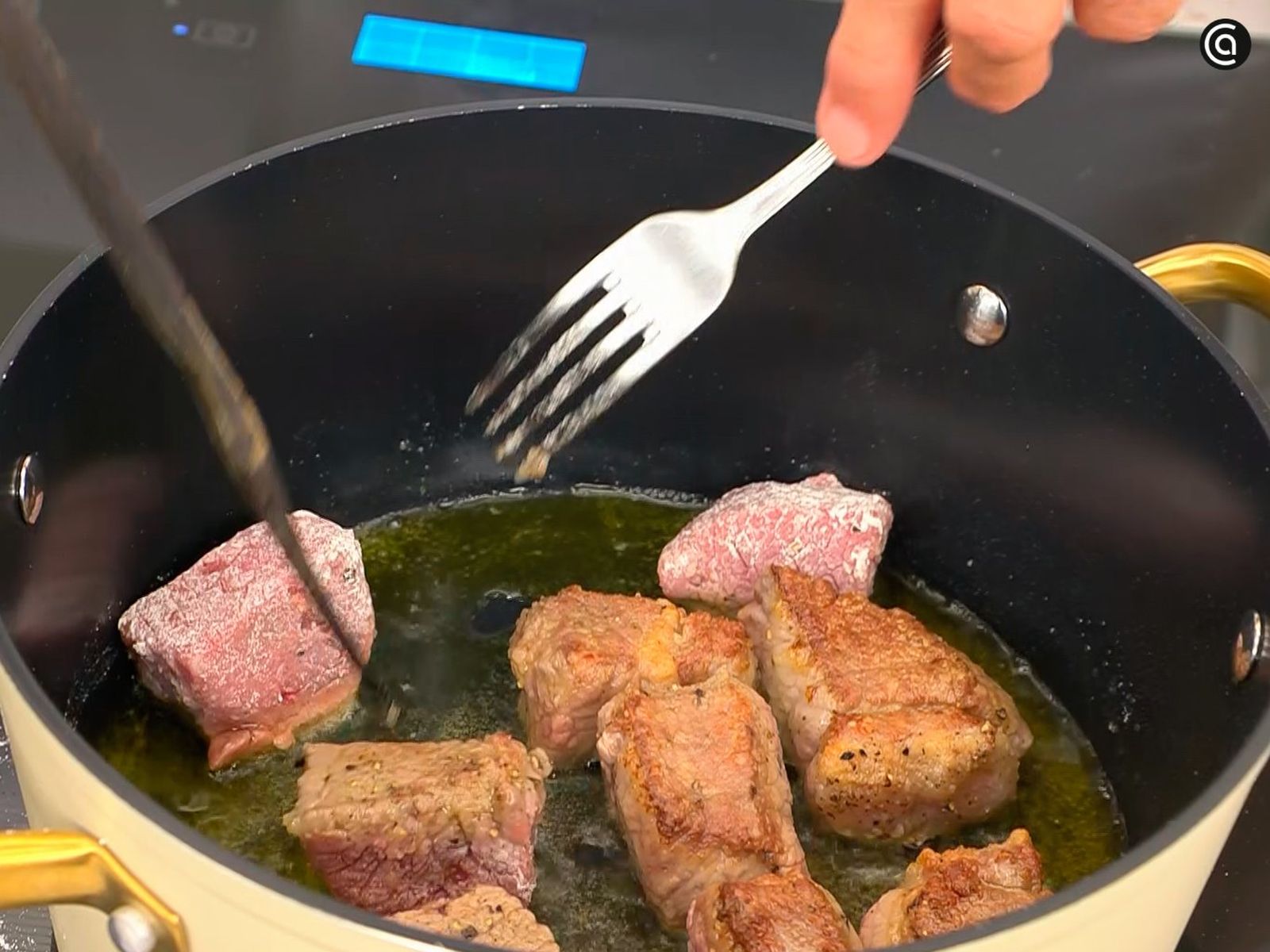 Salpimienta la carne, cúbrela de harina y fríela hasta dorar Salpimienta la carne, cúbrela de harina y fríela hasta dorar