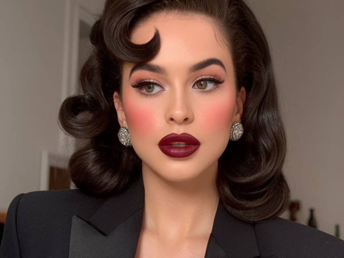 El maquillaje cherry cola combina elegancia clásica y modernidad.