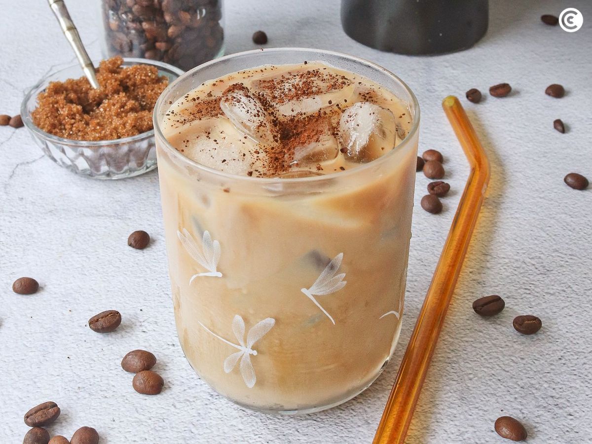 Café helado con leche y hielo