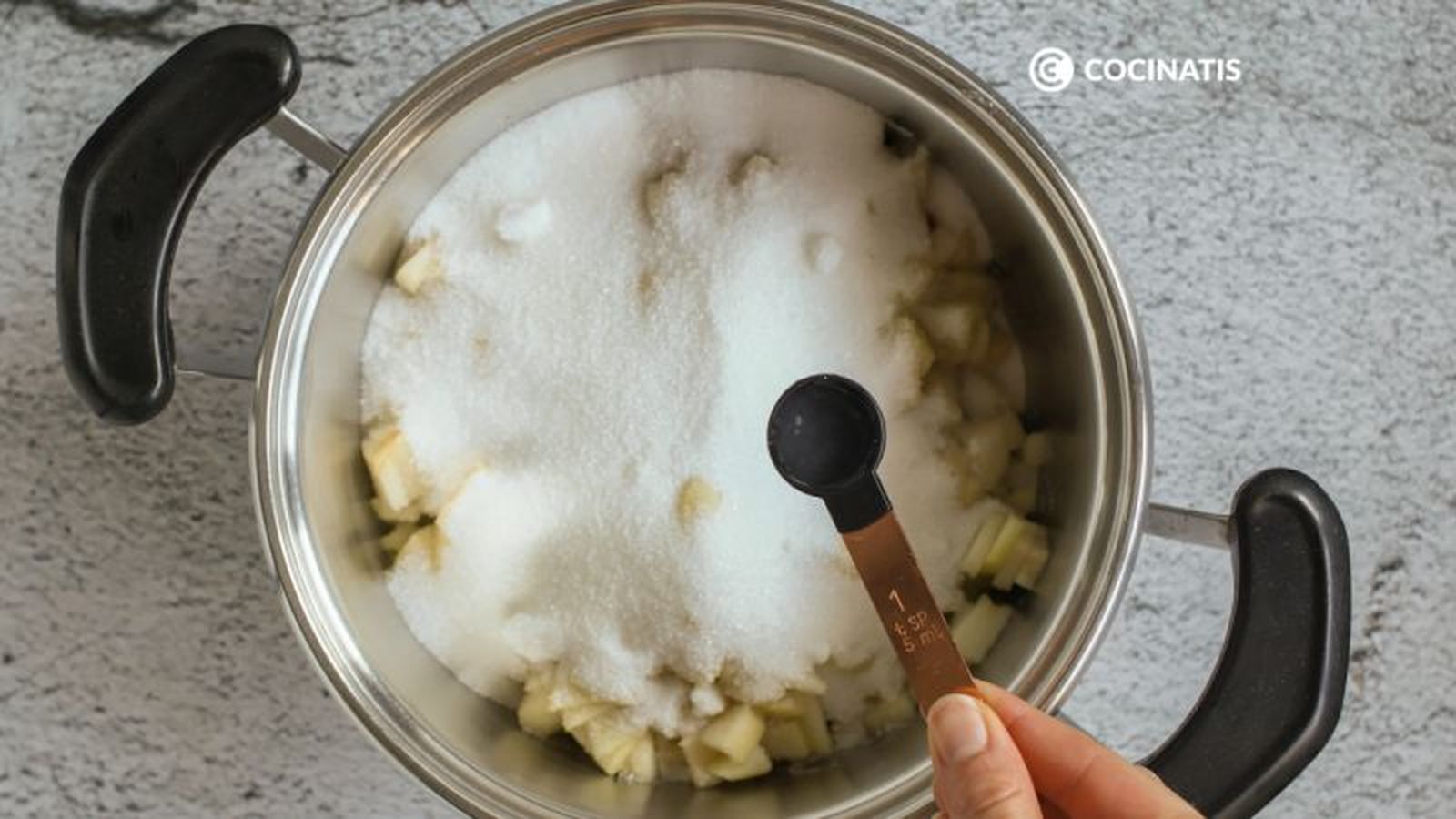 Agregamos los ingredientes de la mermelada a una cazuela Agregamos los ingredientes de la mermelada a una cazuela