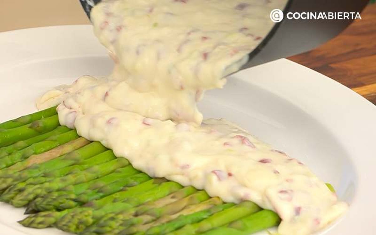 Cubre la mitad de los espárragos verdes cocidos con la bechamel de jamón