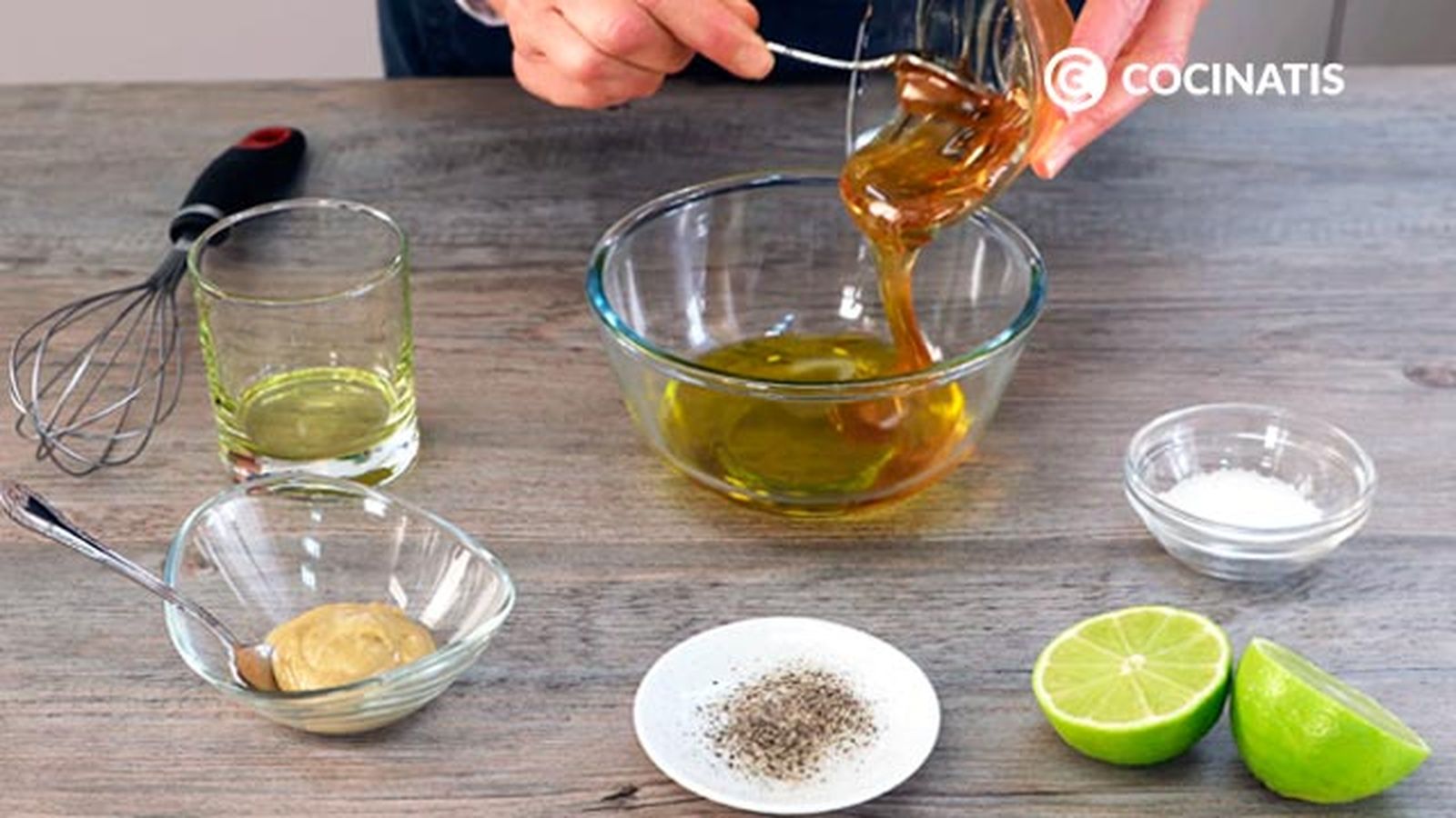 Añade todos los ingredientes a un bol CTIS0803 receta flan de platano