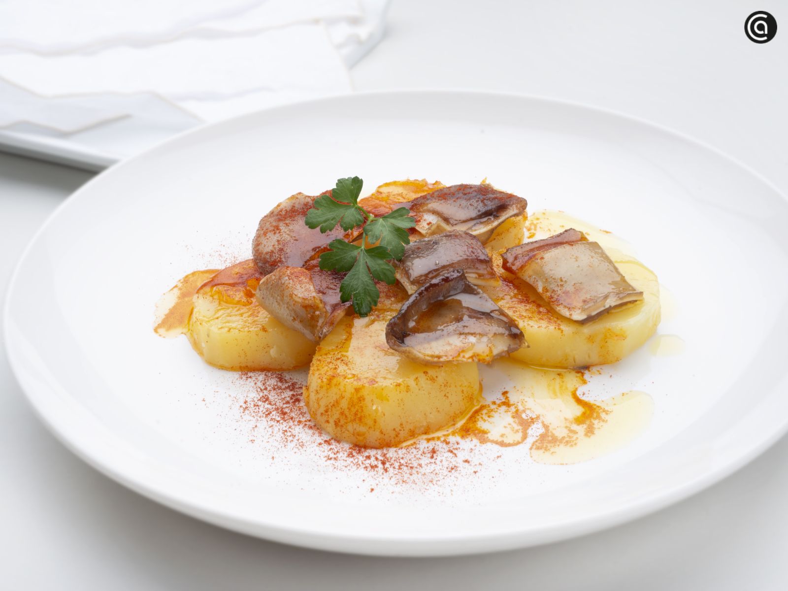 Receta de oreja de cerdo con patatas al pimentón