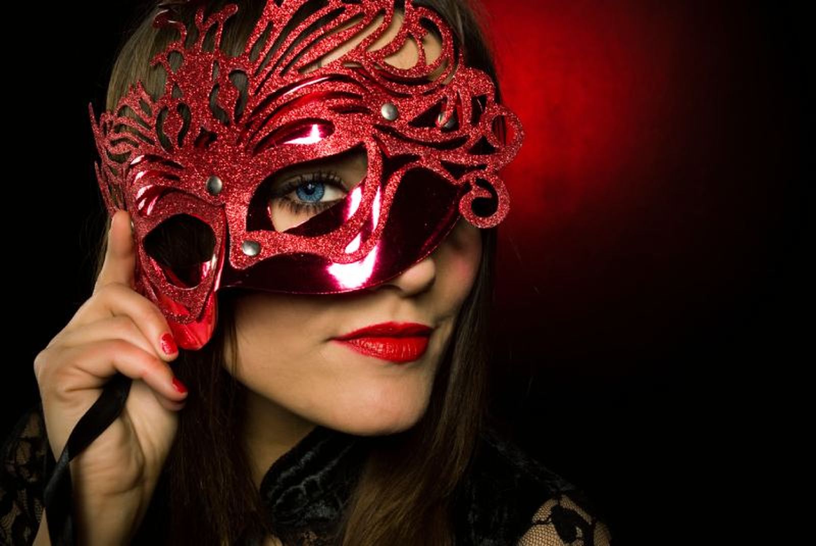 En el look de carnaval no puede faltar una máscara En el look de carnaval no puede faltar una máscara