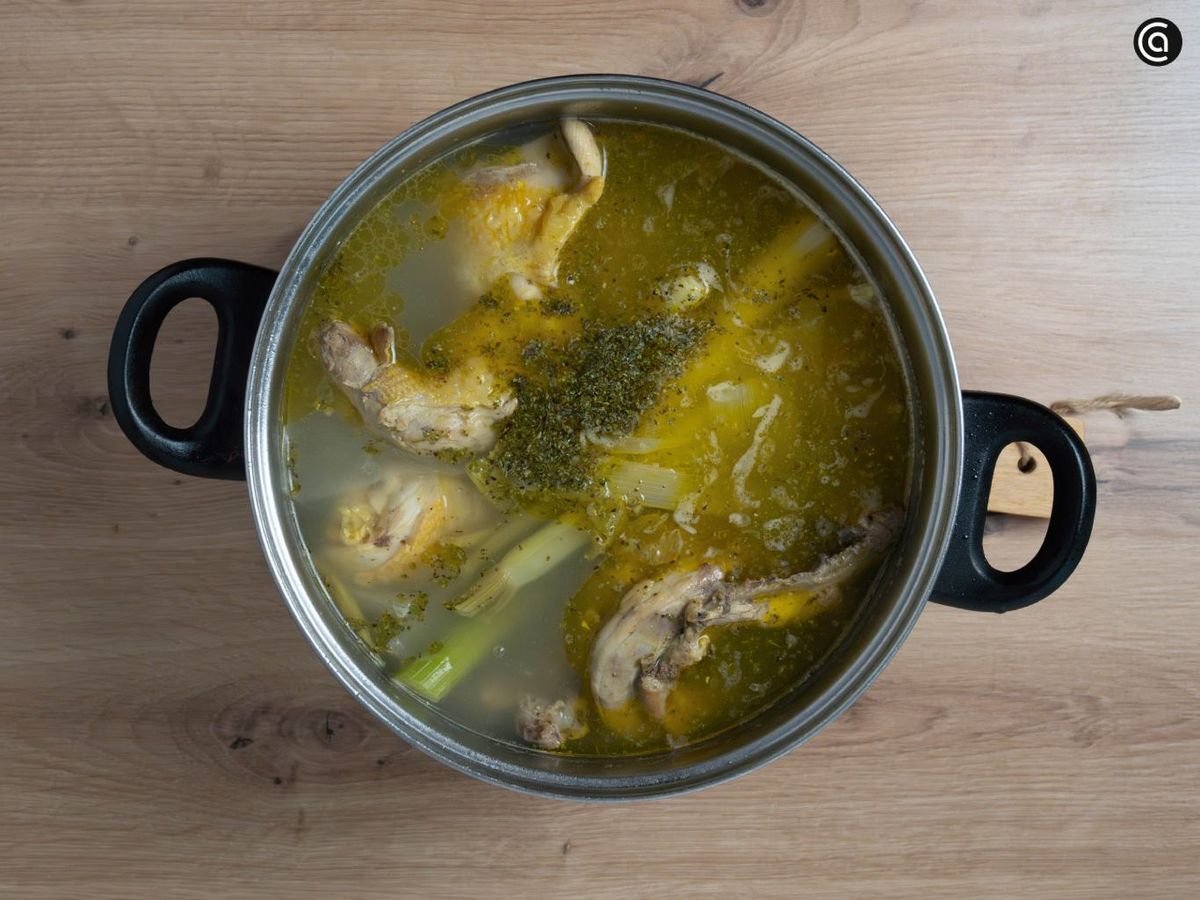 Espolvorea orégano seco y retira con cuidado la grasa