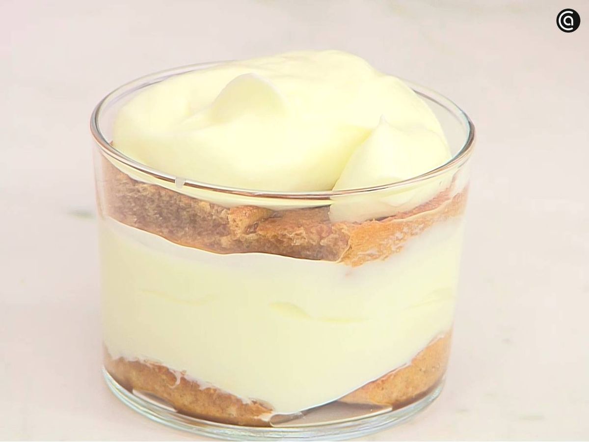 Monta el vaso con difertentes capas de crema y los bizcochos untados