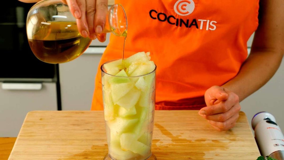 Receta de gazpacho de melón y menta   paso 2