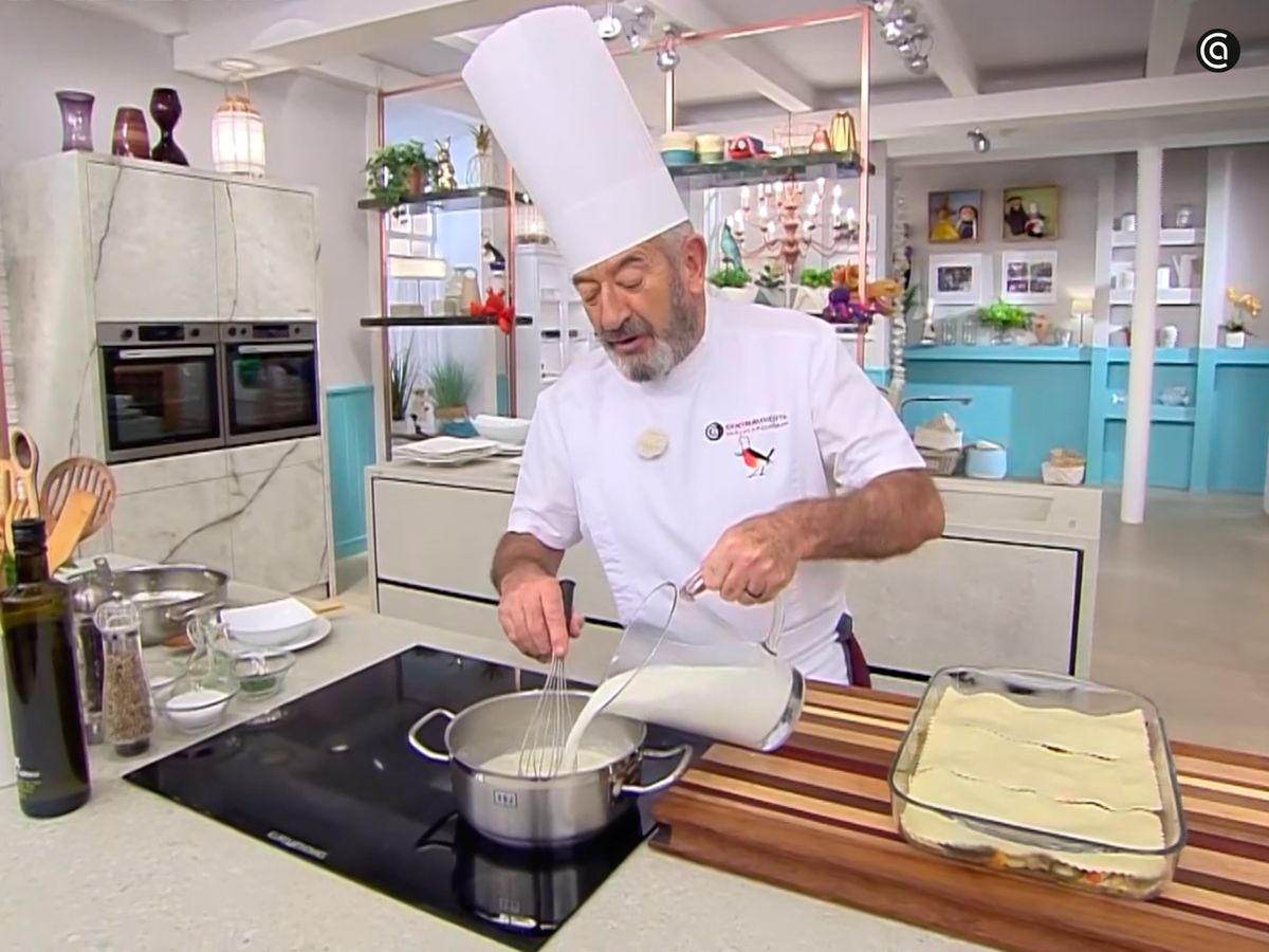 Vierte el resto de la leche sin dejar de remover