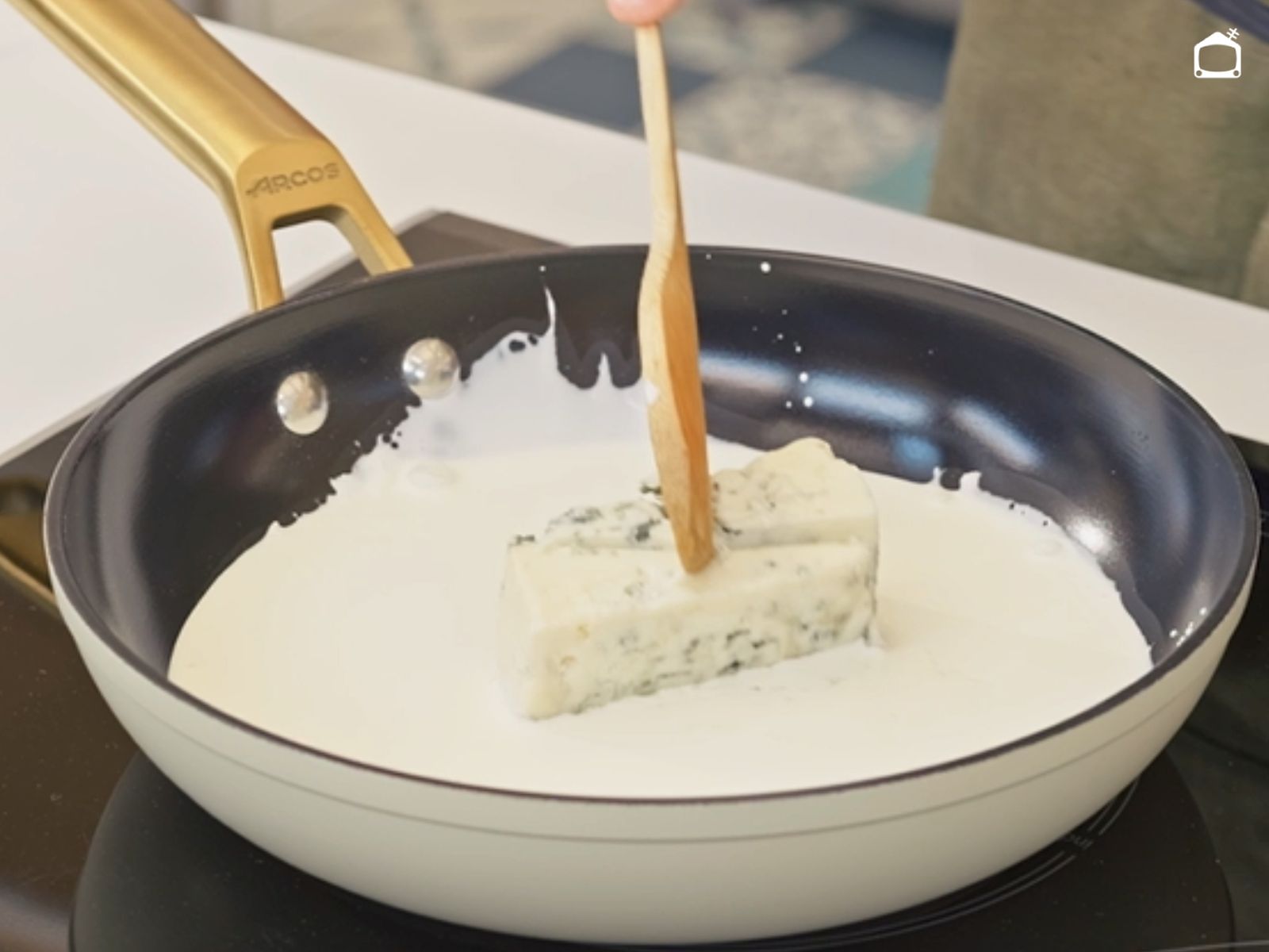 Funde el queso cabrales en la nata caliente hasta obtener una salsa cremosa.