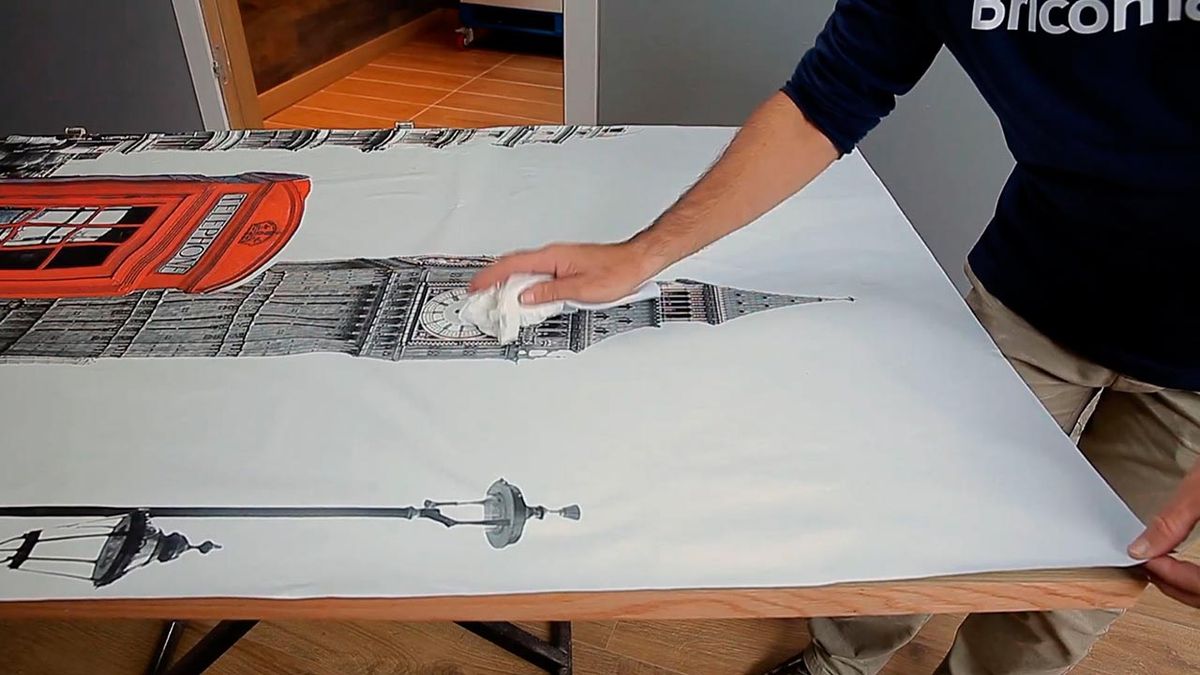 Cómo empapelar una puerta de interior paso 5