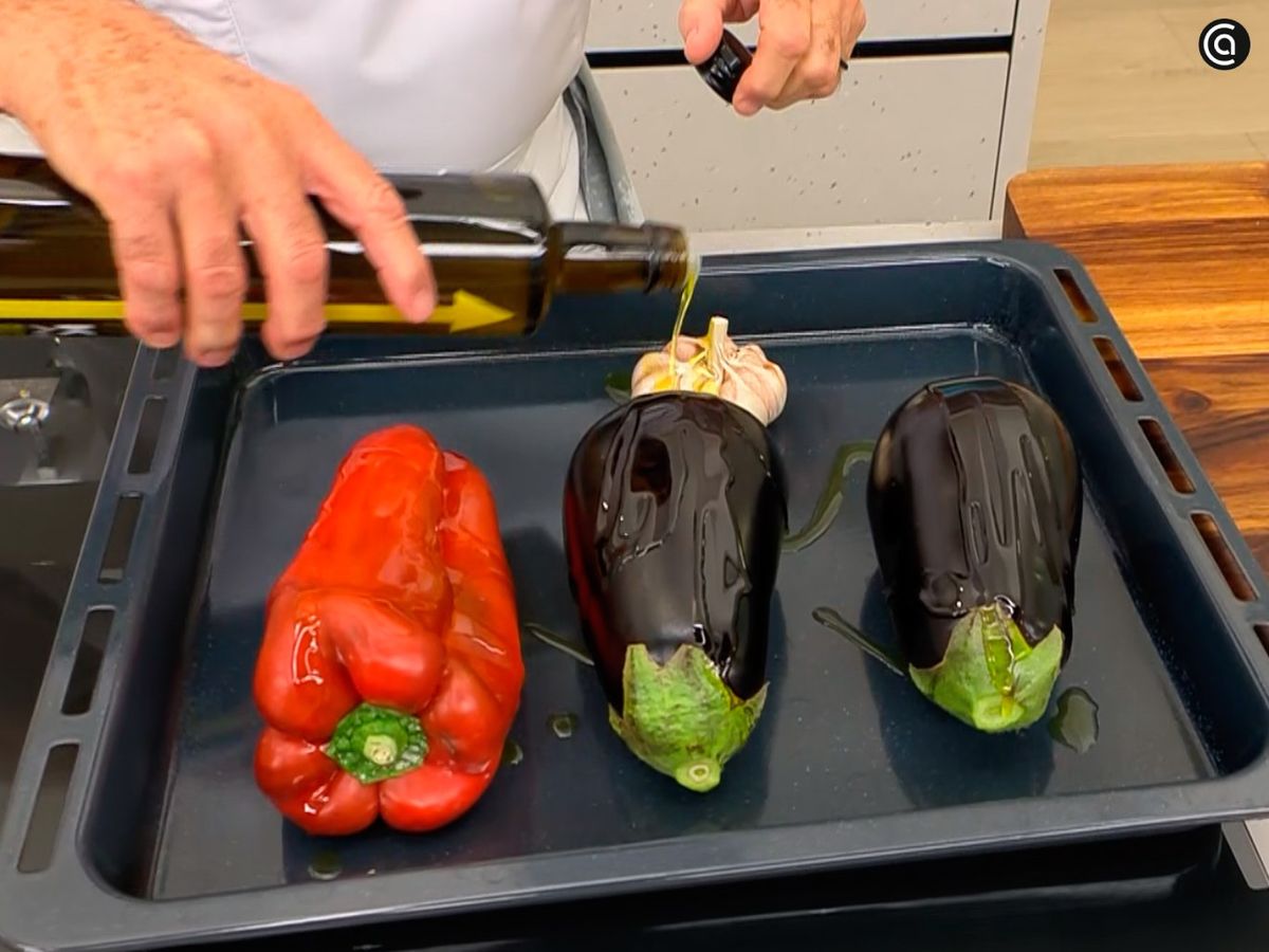 Asa en el horno el pimiento, la berenjena y el ajo