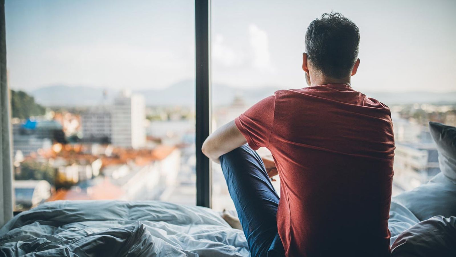 cama al lado ventana aestilo industrial