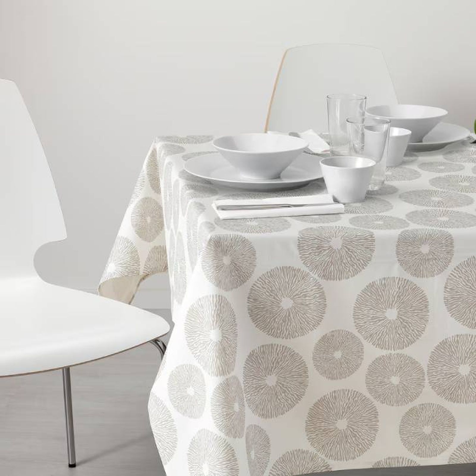 Mantel antimanchas gris con estampado clásico de círculos.