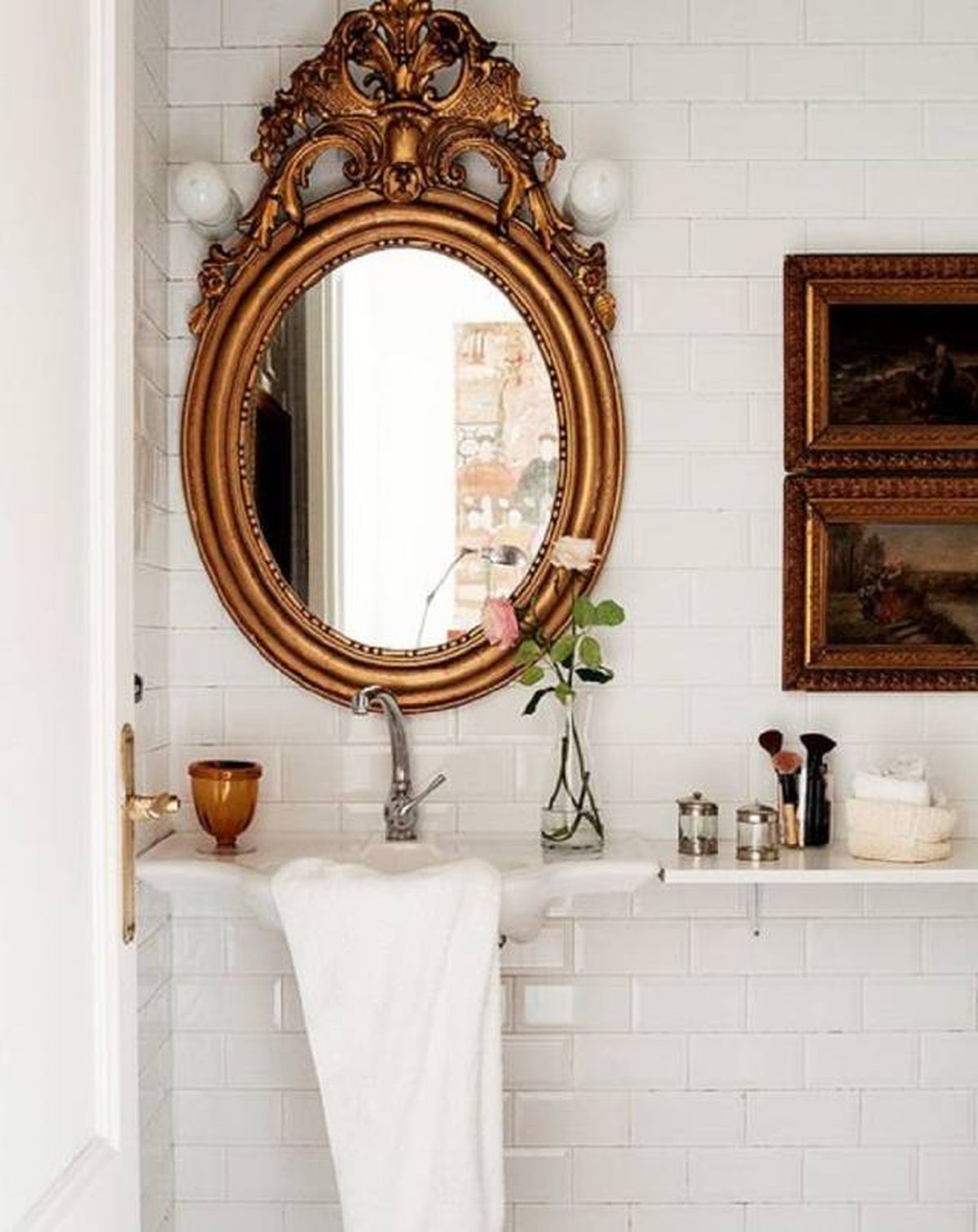 Baño pequeño con encanto 11