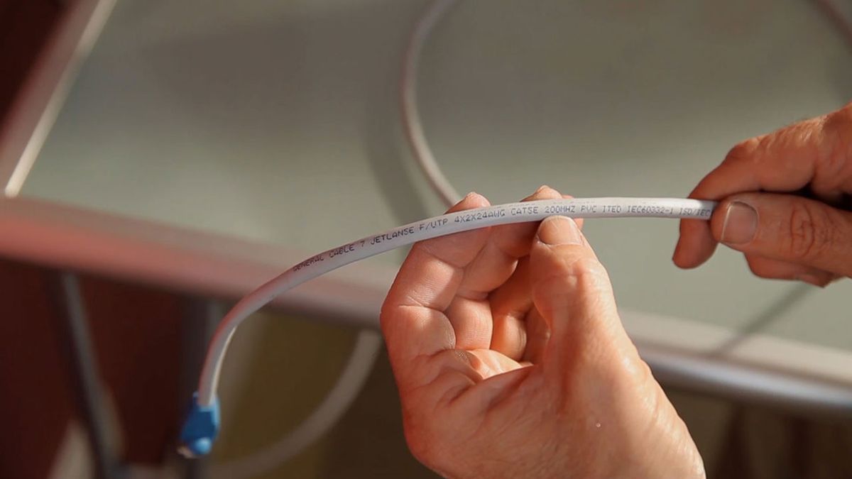 Cómo instalar un cable de red ethernet paso 2