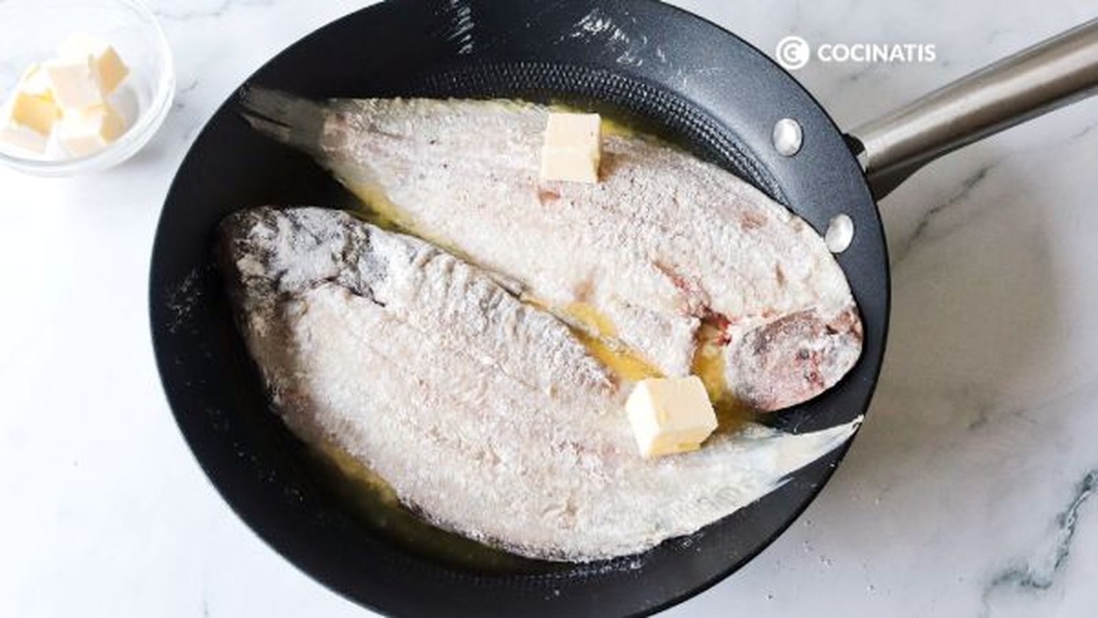 Fríe el lenguado con mantequilla receta lenguado a la meuniere paso 2