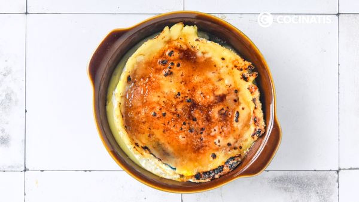 Caramelizamos la capa de azúcar con un soplete