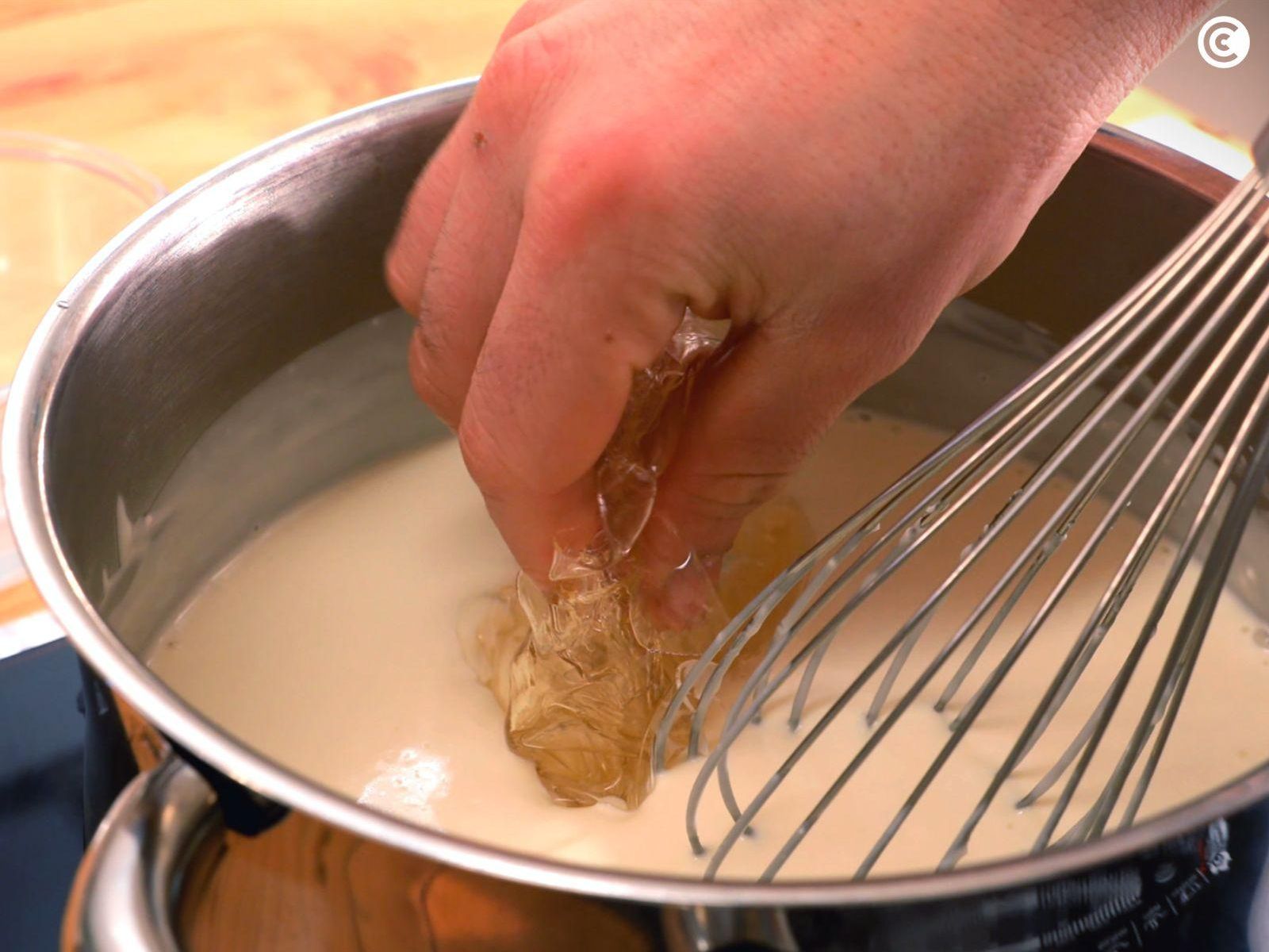 Agregar la gelatina a la mezcla para la tarta de queso