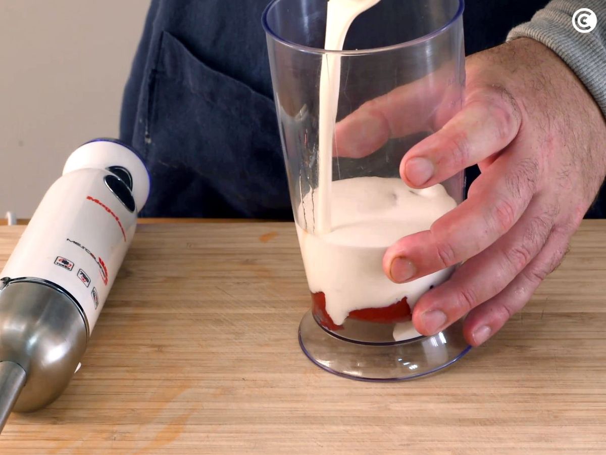 Preparar los ingredientes de la salsa de pimientos del piquillo en el vaso de la batidora