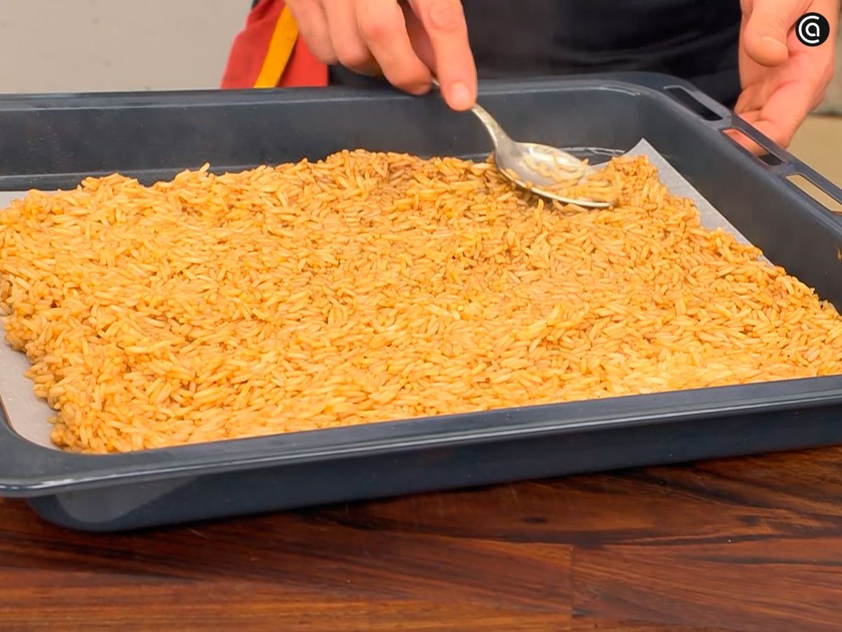Hornea el arroz hasta que quede crujiente