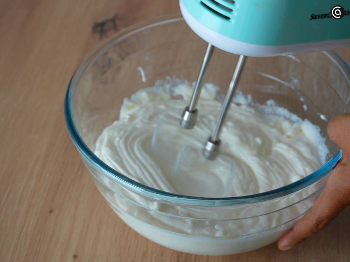 Bate el queso crema con el azúcar